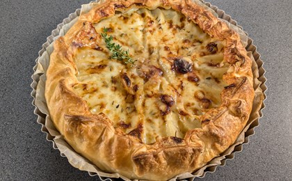 Tarte aux poires, oignons caramélisés et Raclette Moléson